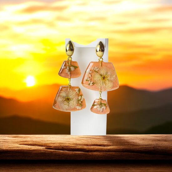 Grezni auskari ar plūmes ziediem